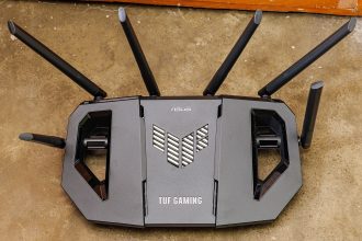 Gaming Wi-Fi router with multiple antennas on a desk
