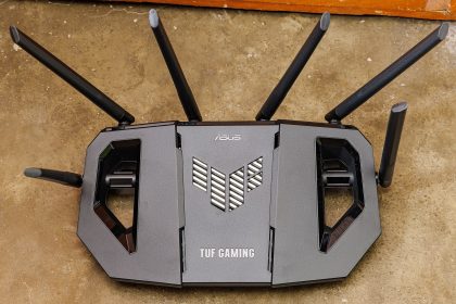 Gaming Wi-Fi router with multiple antennas on a desk