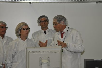 Semiconductor fabrication cleanroom with chip manufacturing equipment