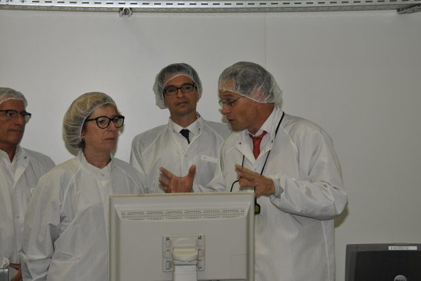 Semiconductor fabrication cleanroom with chip manufacturing equipment
